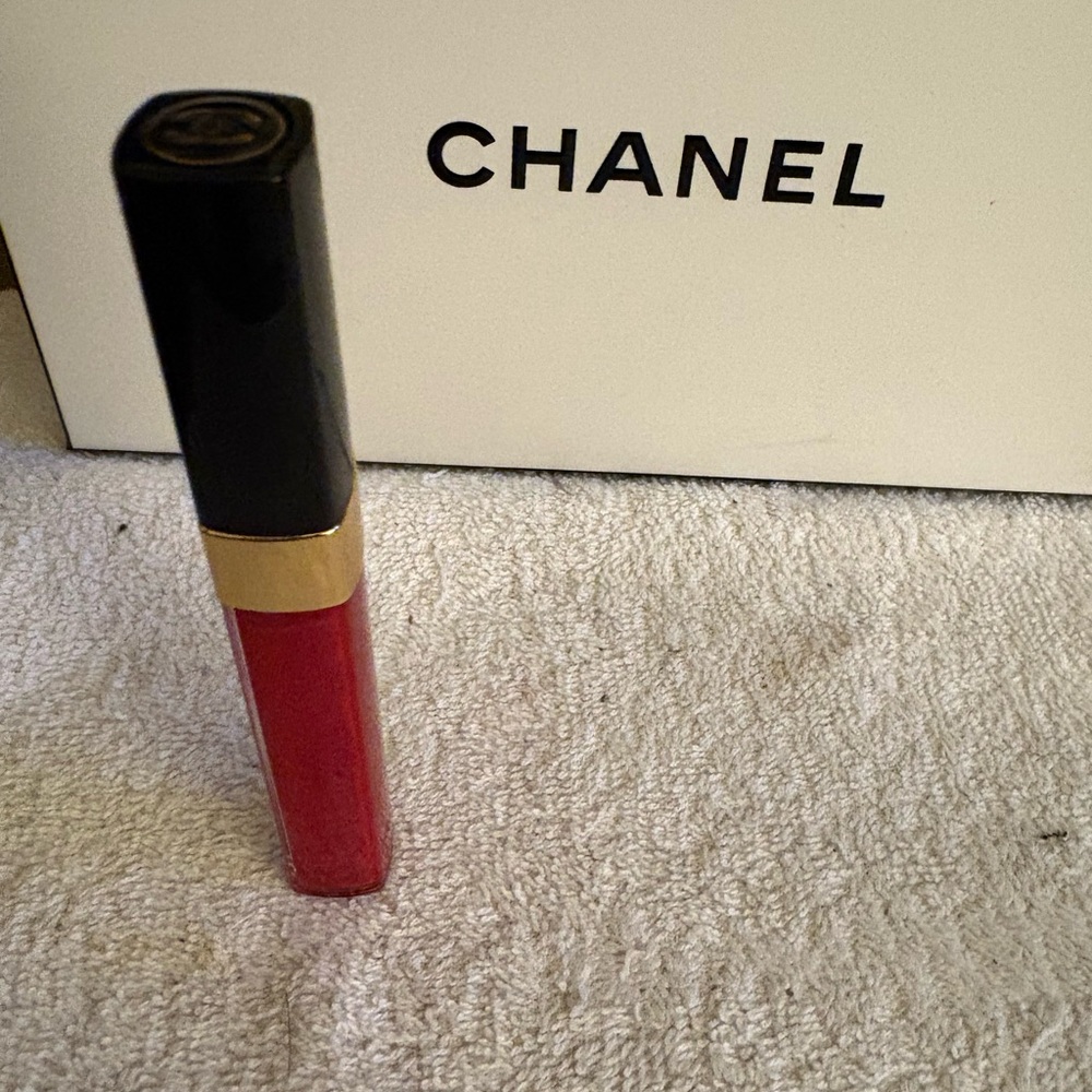 CHANEL Lèvres Scintillantes Glossimer 194 Crazy Fuchsia